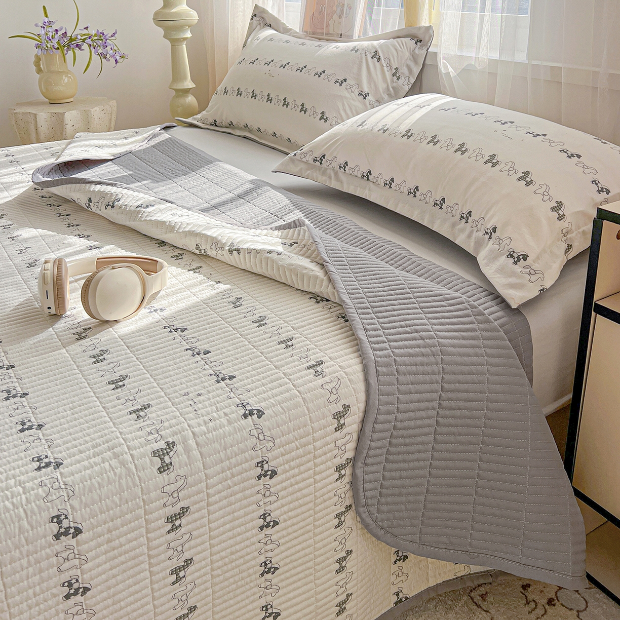 91家纺网 家纺一手货源 找家纺 一比一家纺 2026新款亲肤舒适仿棉印花床盖四件套 小木马