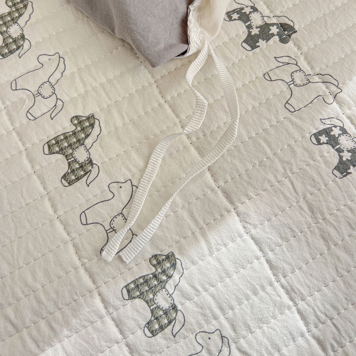 91家纺网 家纺一手货源 找家纺 一比一家纺 2026新款亲肤舒适仿棉印花床盖四件套 小木马