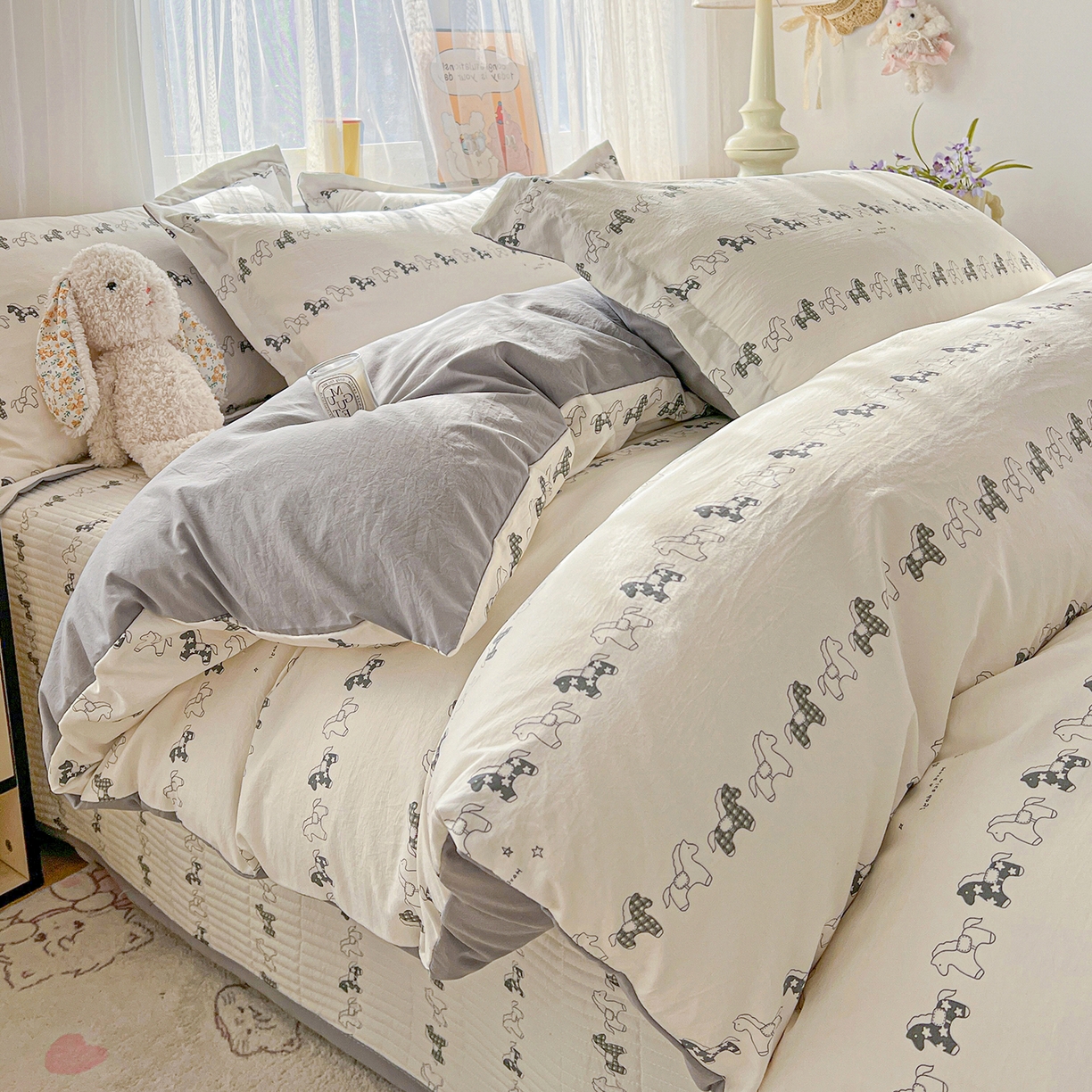 91家纺网 家纺一手货源 找家纺 一比一家纺 2026新款亲肤舒适仿棉印花床盖四件套 小木马