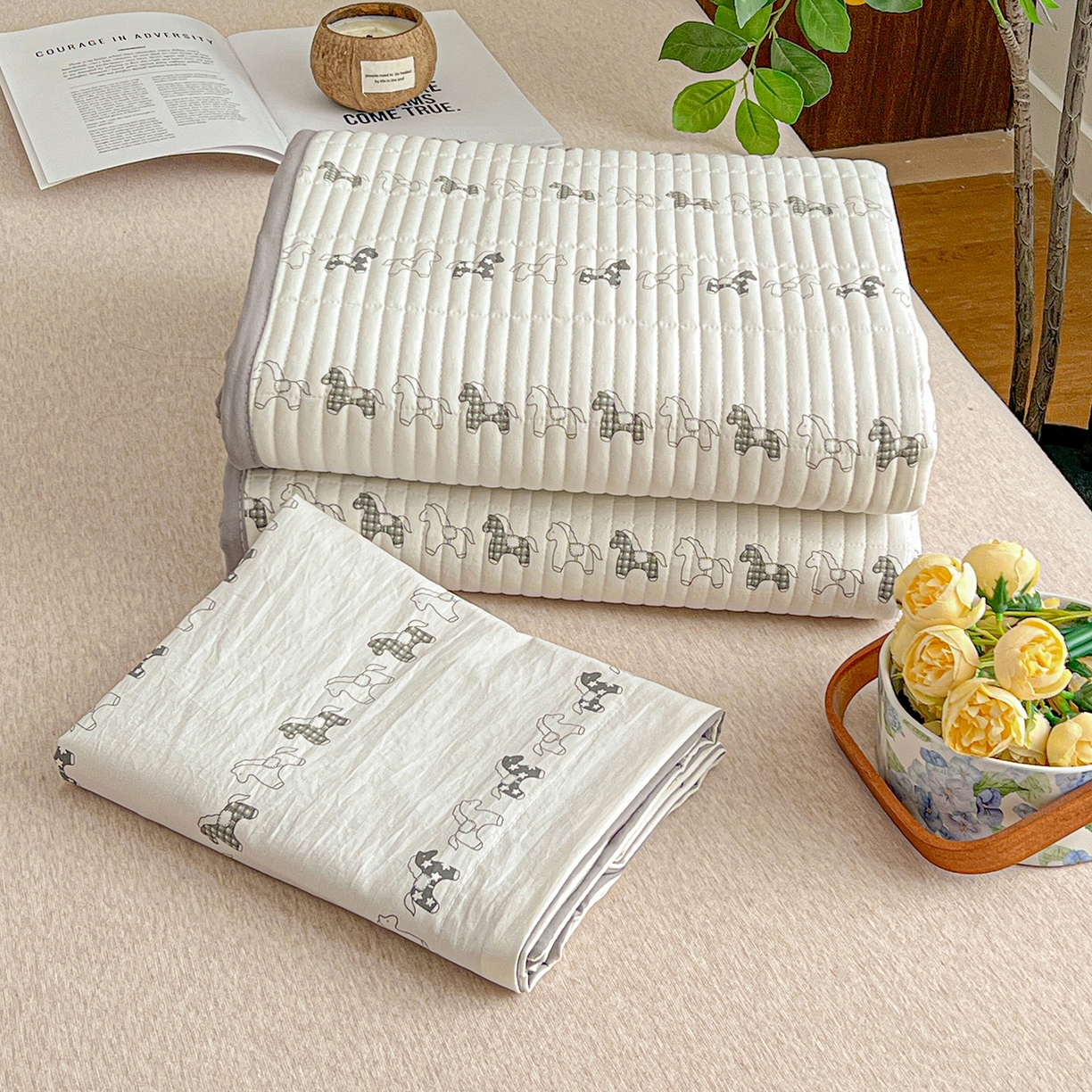 91家纺网 家纺一手货源 找家纺 一比一家纺 2026新款亲肤舒适仿棉印花床盖四件套 小木马