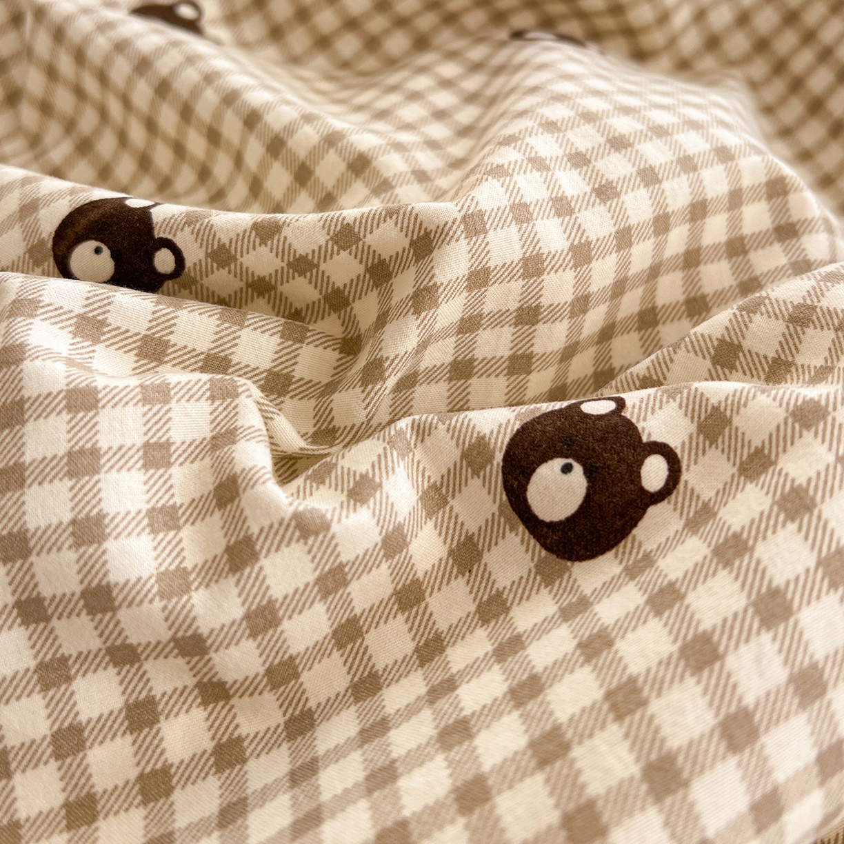 91家纺网 家纺一手货源 找家纺 一比一家纺 2026新款亲肤舒适仿棉印花床盖四件套 小熊头