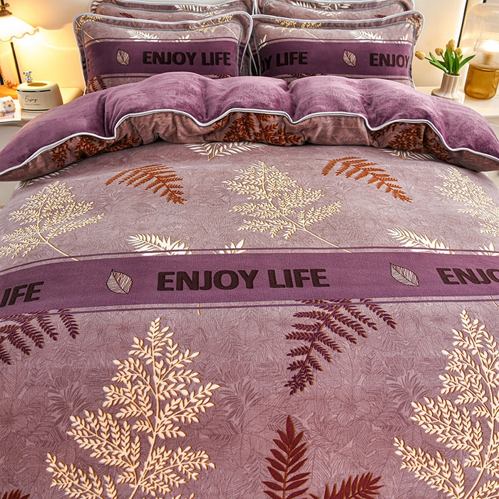 91家纺网 家纺一手货源 找家纺  妮恒美 2025新款牛奶绒印花床裙款四件套法莱绒四件套珊瑚金貂绒四件套 紫气东来