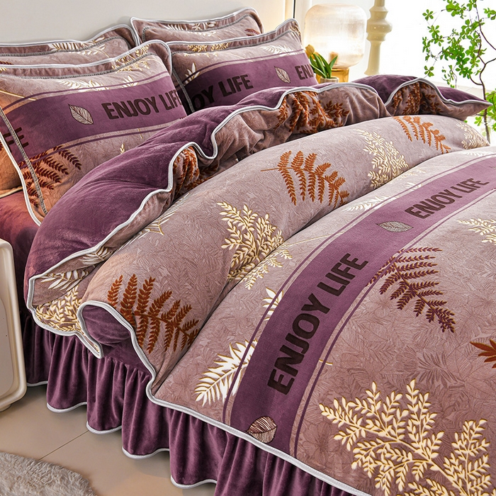 91家纺网 家纺一手货源 找家纺  妮恒美 2025新款牛奶绒印花床裙款四件套法莱绒四件套珊瑚金貂绒四件套 紫气东来