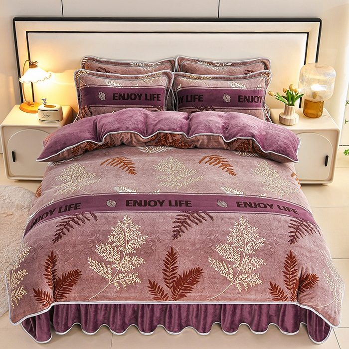 91家纺网 家纺一手货源 找家纺  妮恒美 2025新款牛奶绒印花床裙款四件套法莱绒四件套珊瑚金貂绒四件套 紫气东来