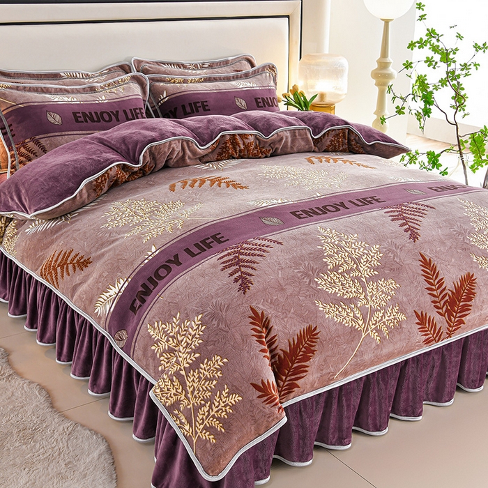 91家纺网 家纺一手货源 找家纺  妮恒美 2025新款牛奶绒印花床裙款四件套法莱绒四件套珊瑚金貂绒四件套 紫气东来