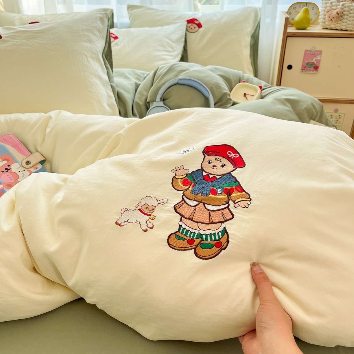 91家纺网 家纺一手货源 找家纺 优承佳生活馆 2026新款软糯云朵棉刺绣三件套四件套单被套小熊系列-系列一 放羊熊