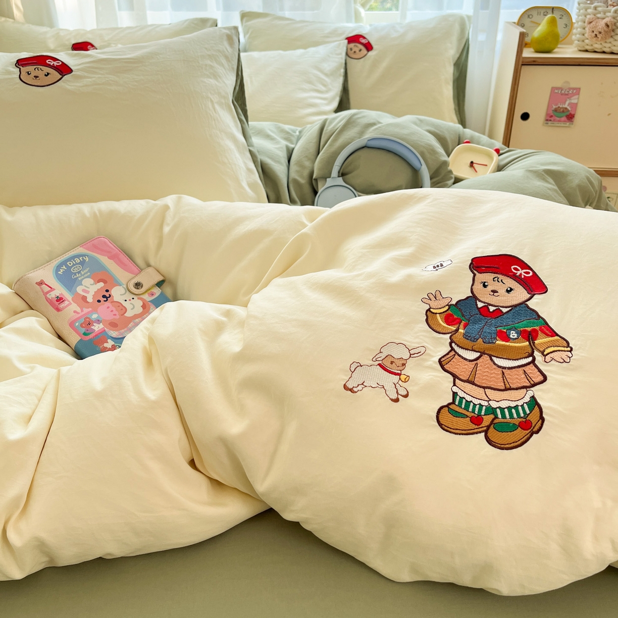 91家纺网 家纺一手货源 找家纺 优承佳生活馆 2026新款软糯云朵棉刺绣三件套四件套单被套小熊系列-系列一 放羊熊