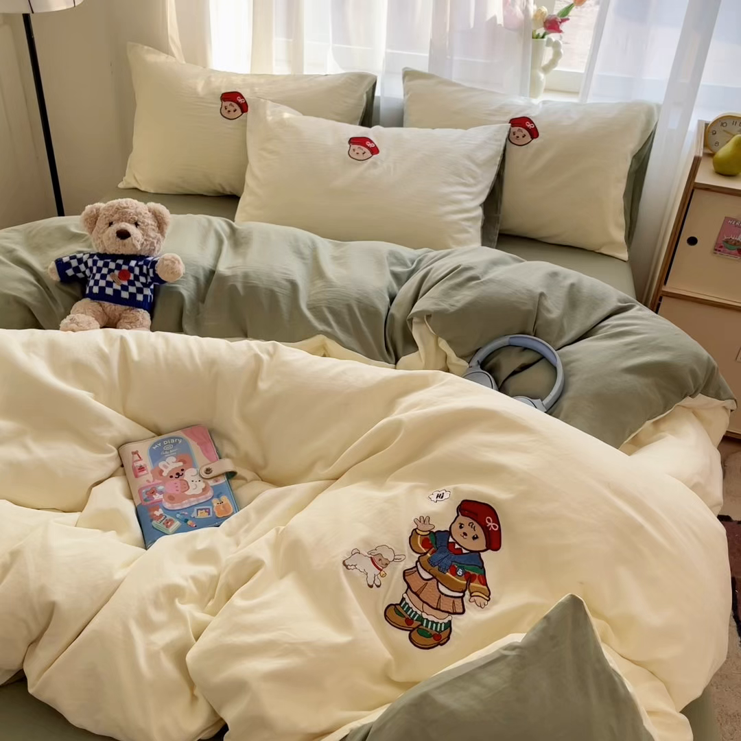 91家纺网 家纺一手货源 找家纺 优承佳生活馆 2026新款软糯云朵棉刺绣三件套四件套单被套小熊系列-系列一 放羊熊