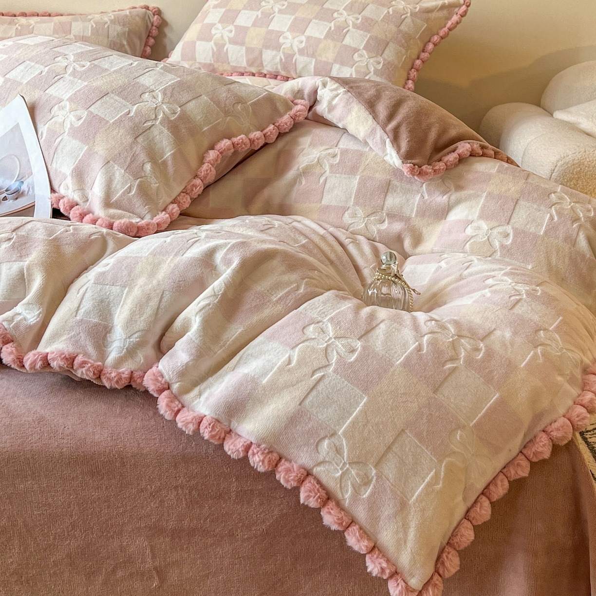 91家纺网 家纺一手货源 找家纺 梵克保罗 2025新款立体雕花绒球球四件套（提供买家秀） 幻彩