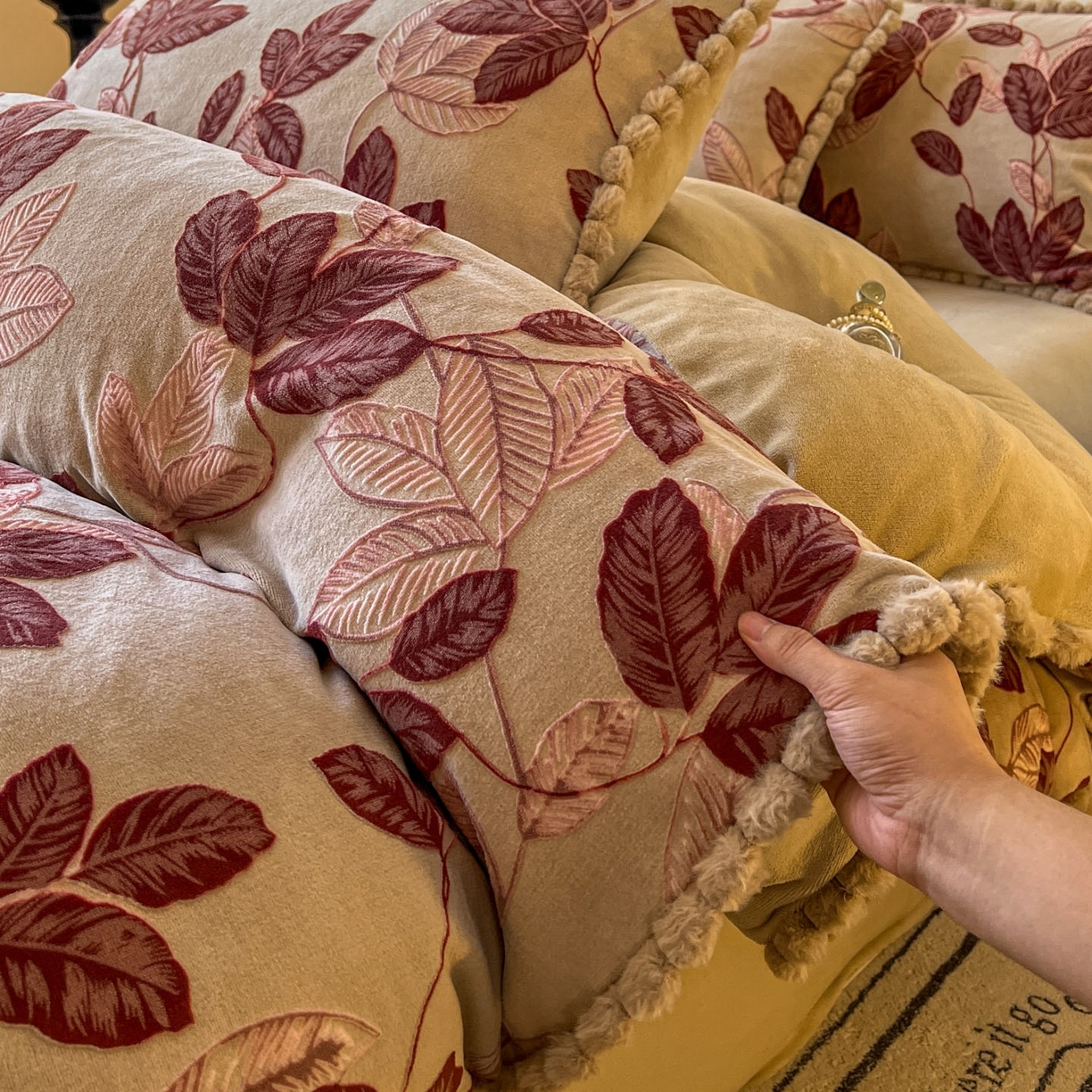 91家纺网 家纺一手货源 找家纺 （总）梵克保罗 2025新款立体雕花绒球球四件套（提供买家秀）