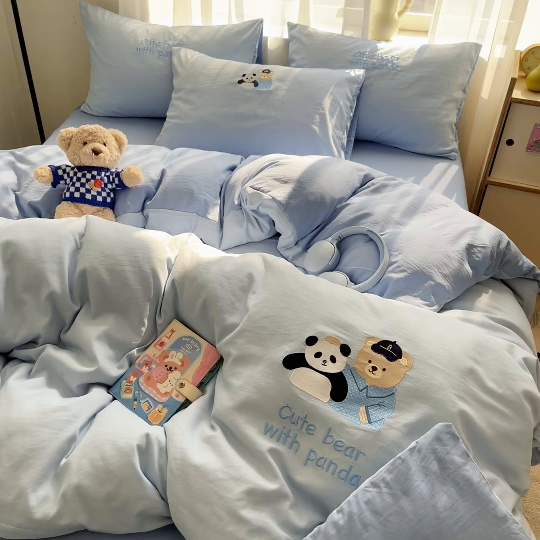 91家纺网 家纺一手货源 找家纺 优承佳生活馆 2026新款软糯云朵棉刺绣三件套四件套单被套小熊系列-系列一 伙伴熊
