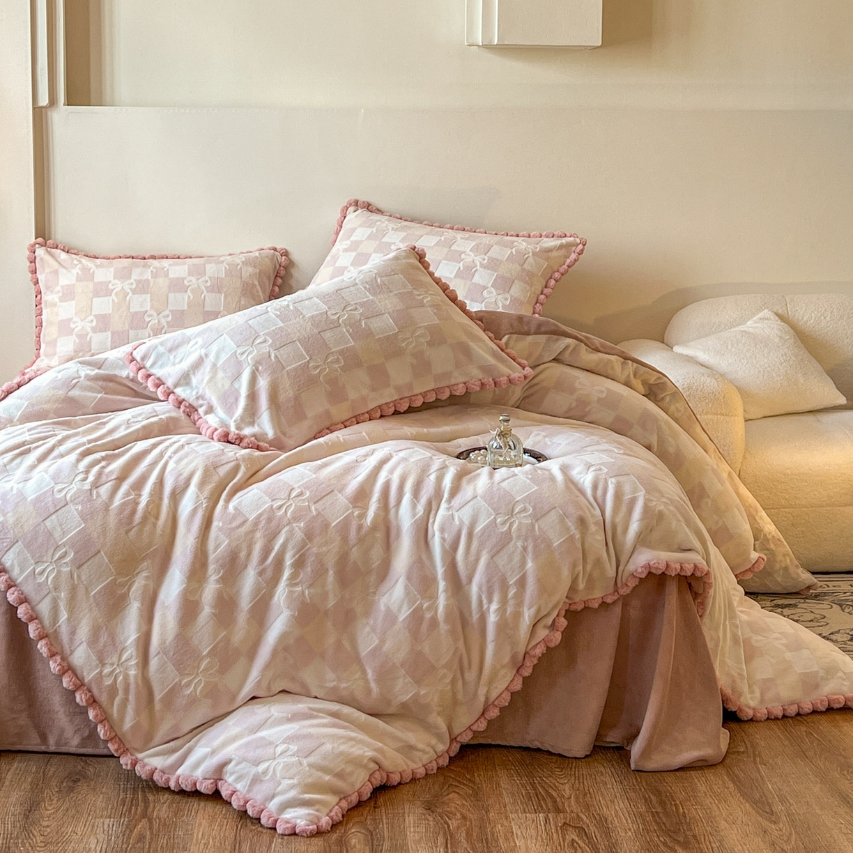 91家纺网 家纺一手货源 找家纺 梵克保罗 2025新款立体雕花绒球球四件套（提供买家秀） 幻彩