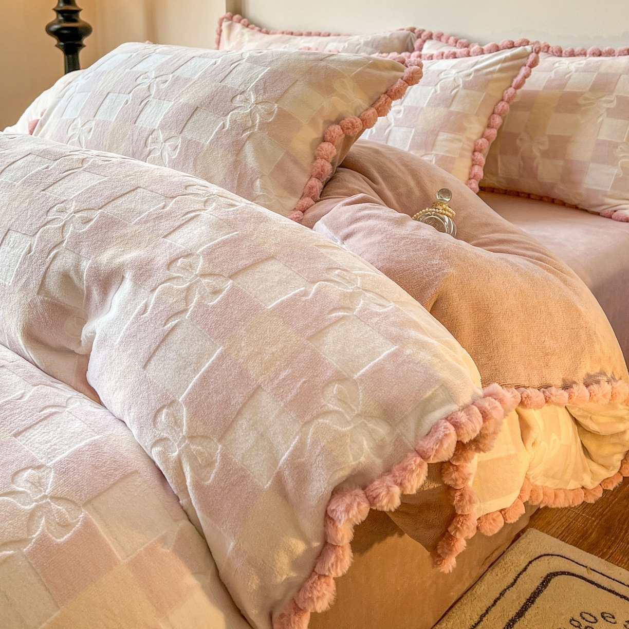 91家纺网 家纺一手货源 找家纺 梵克保罗 2025新款立体雕花绒球球四件套（提供买家秀） 幻彩