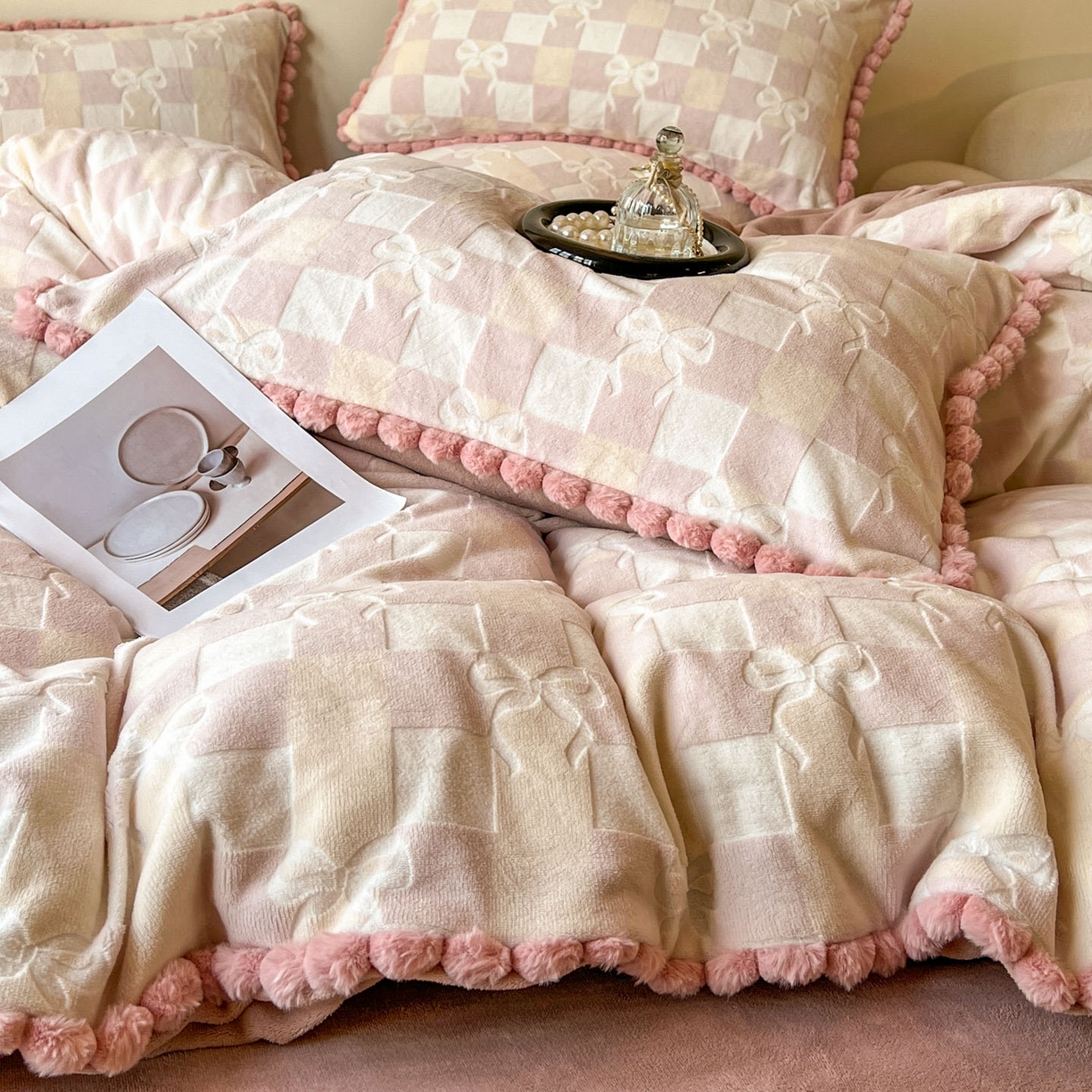 91家纺网 家纺一手货源 找家纺 梵克保罗 2025新款立体雕花绒球球四件套（提供买家秀） 幻彩