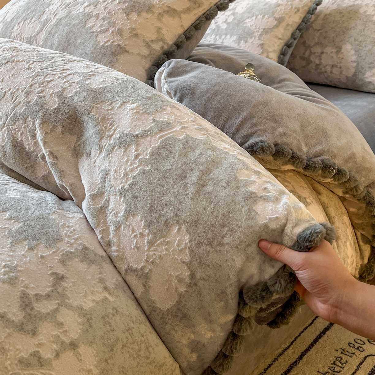 91家纺网 家纺一手货源 找家纺 梵克保罗 2025新款立体雕花绒球球四件套（提供买家秀） 画意枝头