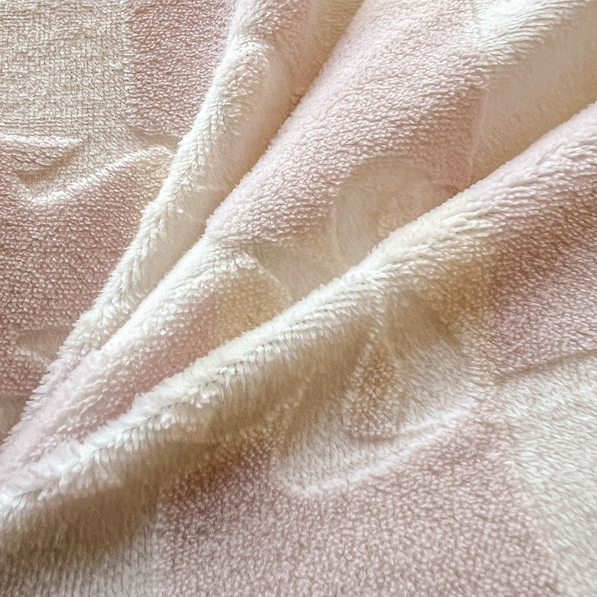 91家纺网 家纺一手货源 找家纺 梵克保罗 2025新款立体雕花绒球球四件套（提供买家秀） 幻彩