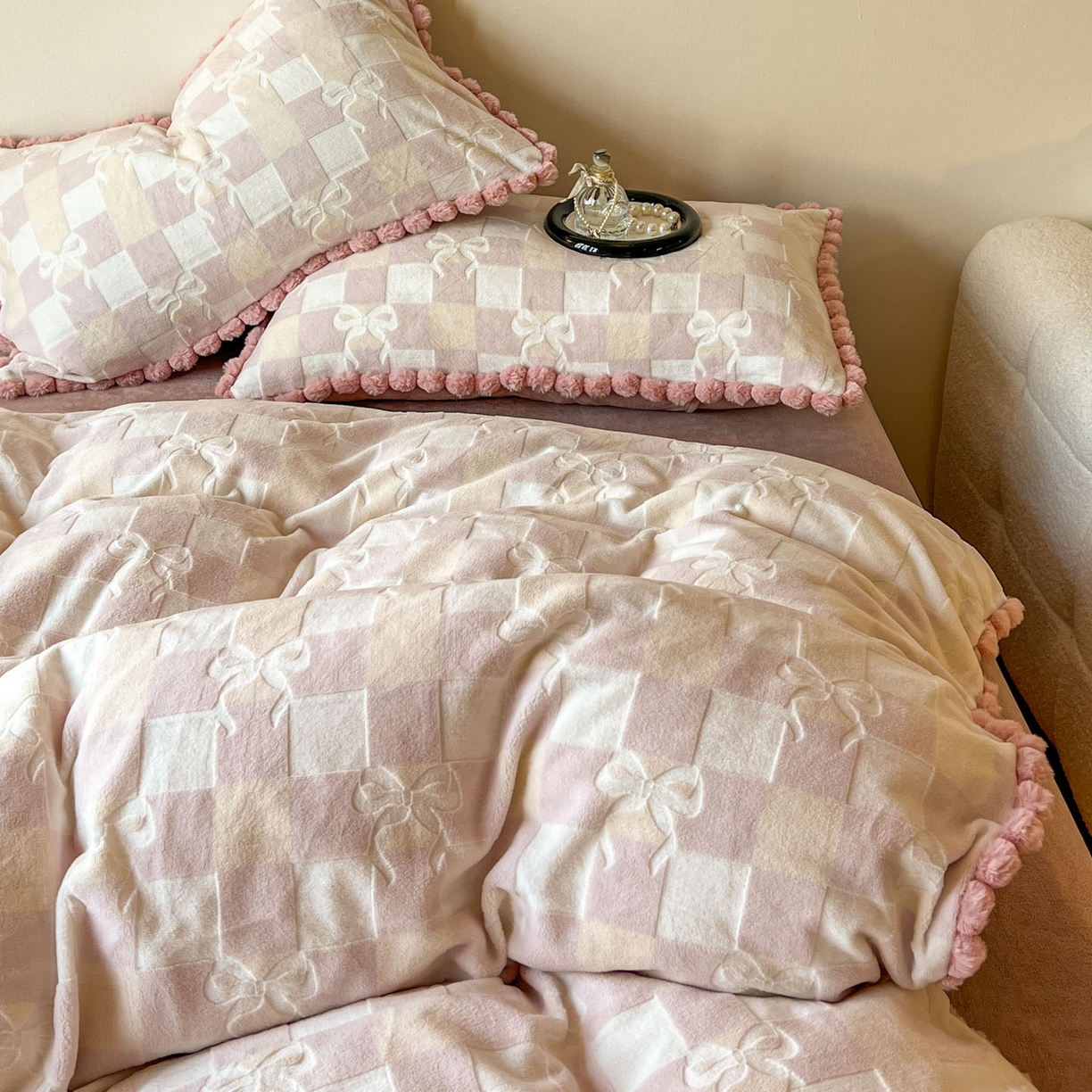 91家纺网 家纺一手货源 找家纺 梵克保罗 2025新款立体雕花绒球球四件套（提供买家秀） 幻彩