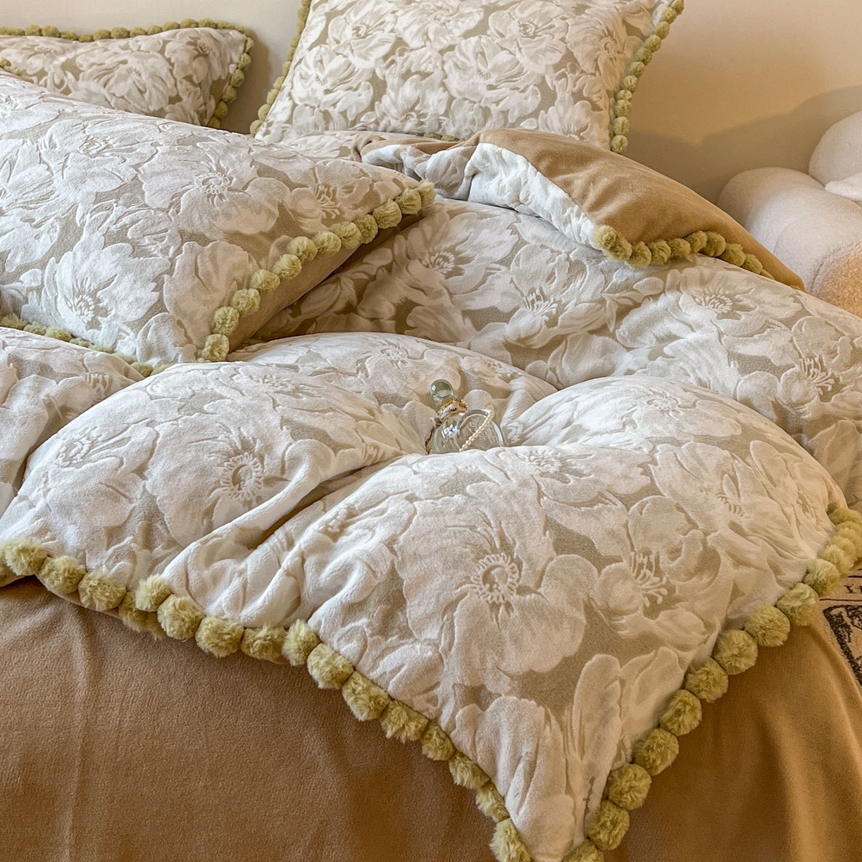 91家纺网 家纺一手货源 找家纺 （总）梵克保罗 2025新款立体雕花绒球球四件套（提供买家秀）