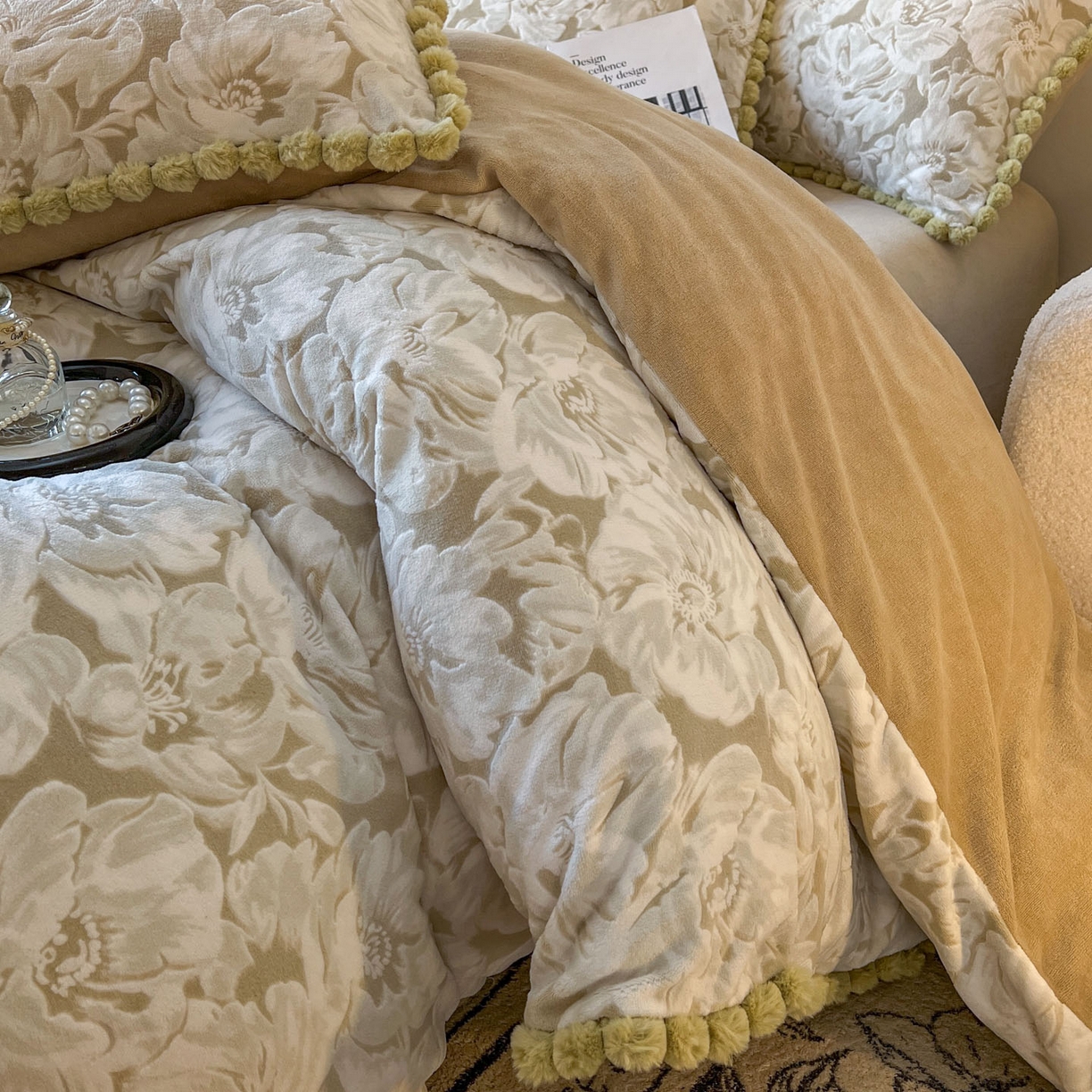 91家纺网 家纺一手货源 找家纺 （总）梵克保罗 2025新款立体雕花绒球球四件套（提供买家秀）