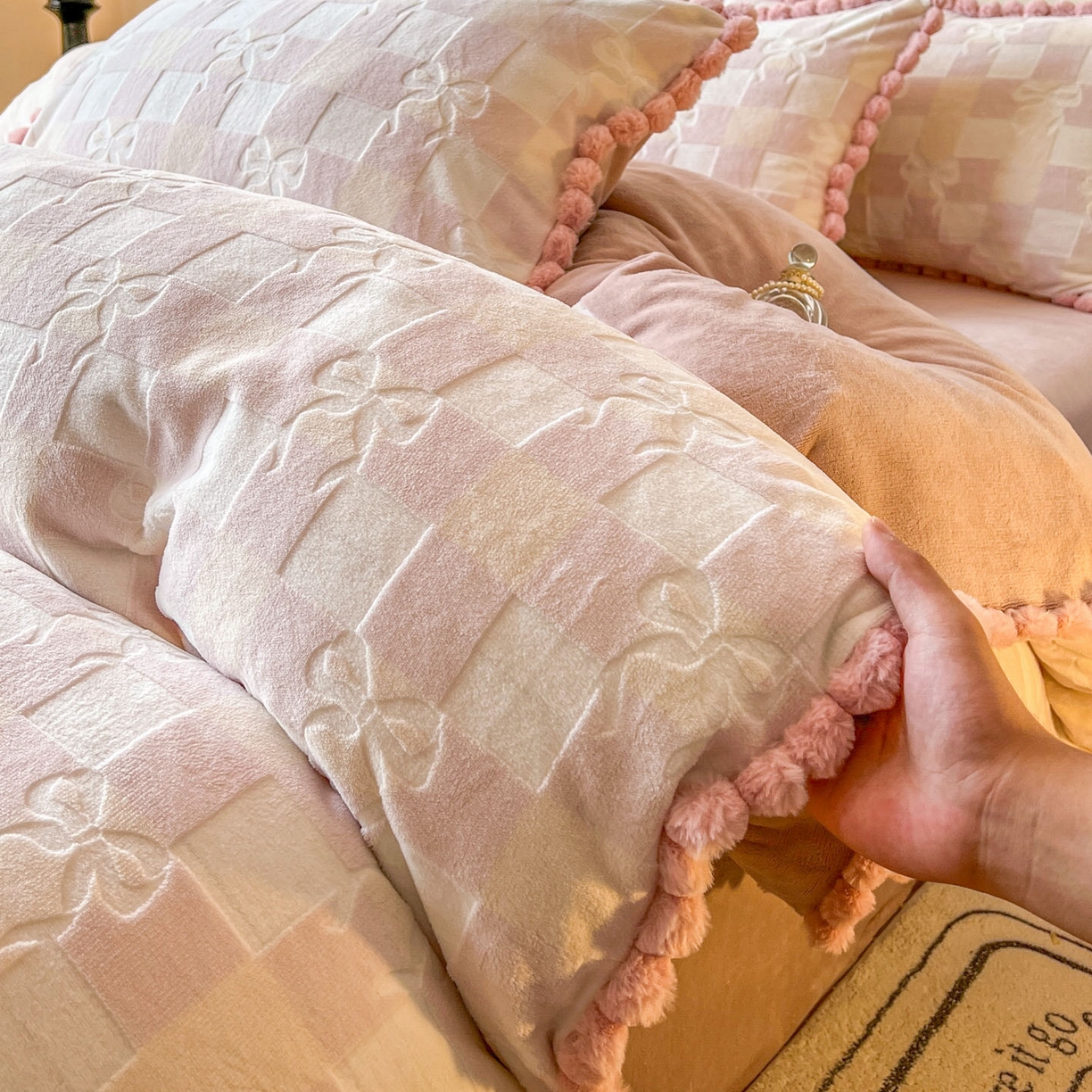 91家纺网 家纺一手货源 找家纺 （总）梵克保罗 2025新款立体雕花绒球球四件套（提供买家秀）