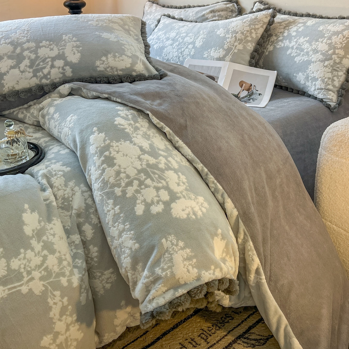 91家纺网 家纺一手货源 找家纺 梵克保罗 2025新款立体雕花绒球球四件套（提供买家秀） 素韵