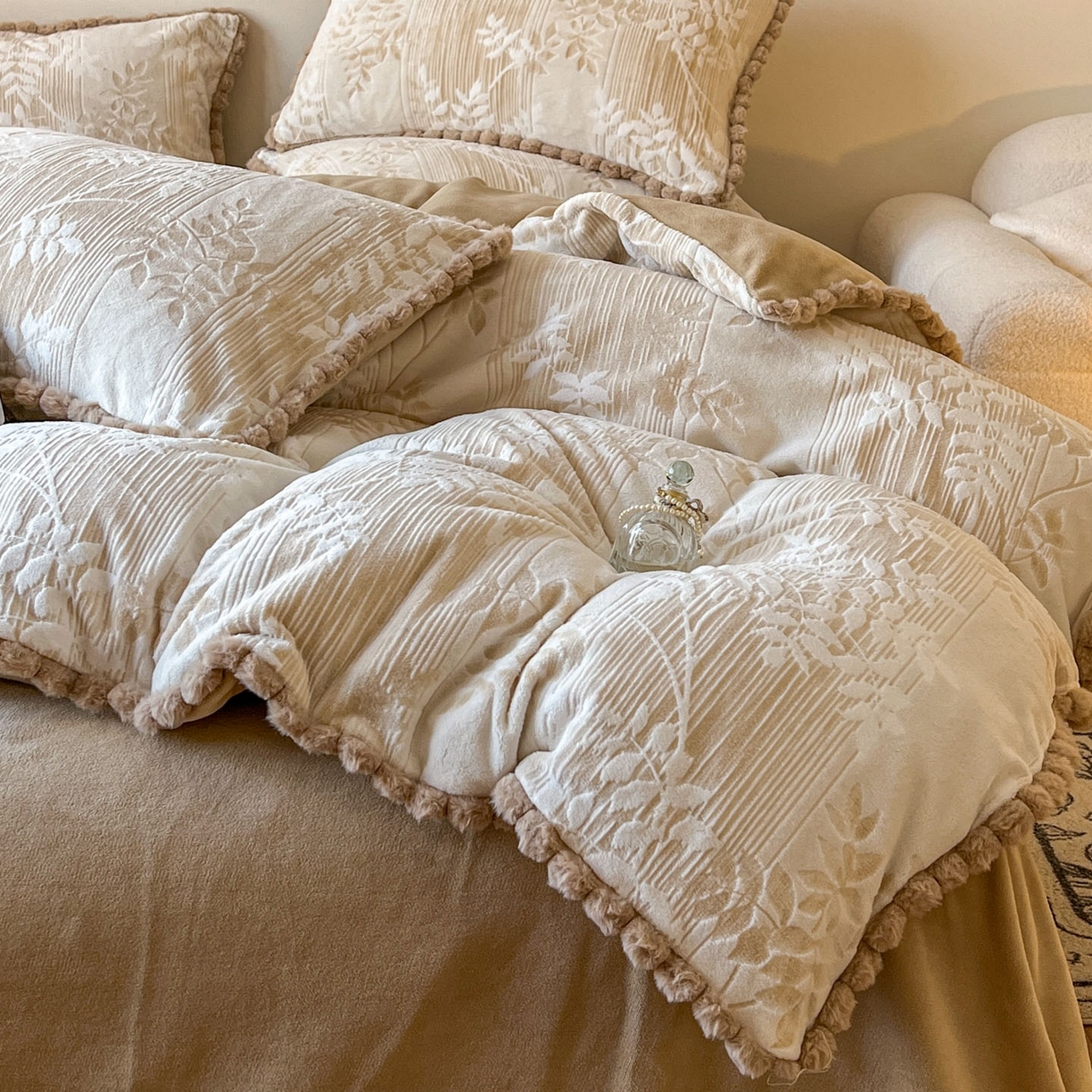 91家纺网 家纺一手货源 找家纺 梵克保罗 2025新款立体雕花绒球球四件套（提供买家秀） 罗曼蒂