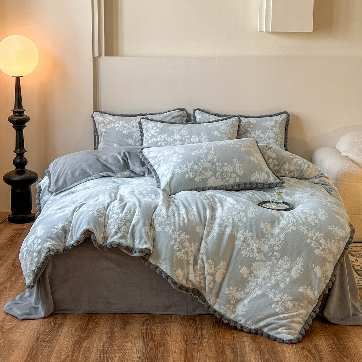 91家纺网 家纺一手货源 找家纺 梵克保罗 2025新款立体雕花绒球球四件套（提供买家秀） 素韵