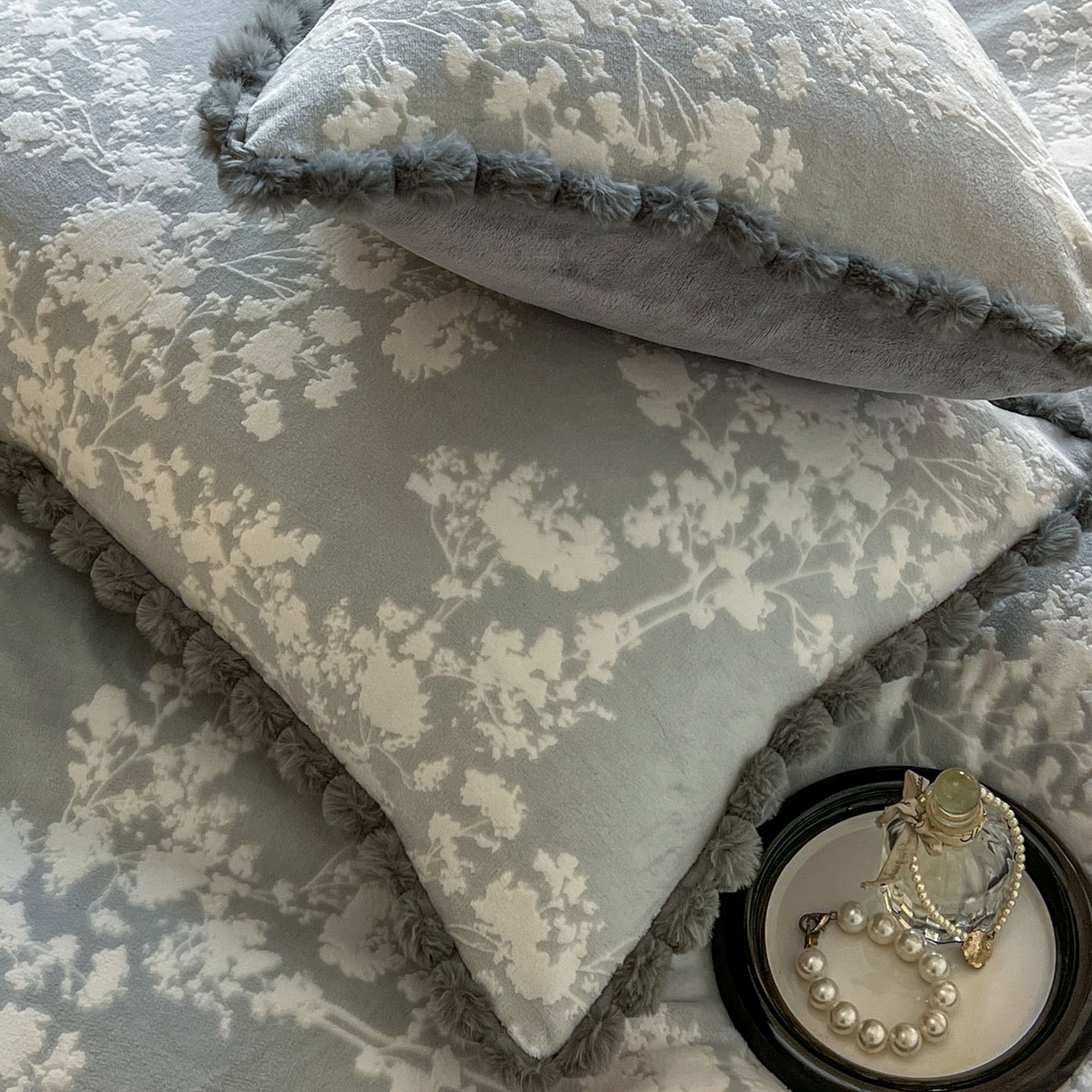 91家纺网 家纺一手货源 找家纺 梵克保罗 2025新款立体雕花绒球球四件套（提供买家秀） 素韵