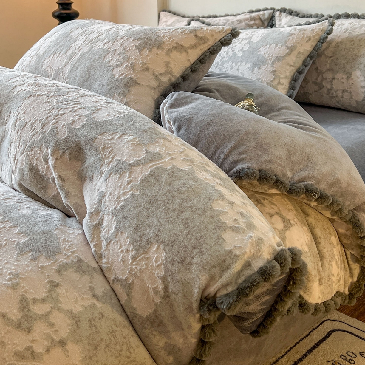 91家纺网 家纺一手货源 找家纺 梵克保罗 2025新款立体雕花绒球球四件套（提供买家秀） 画意枝头