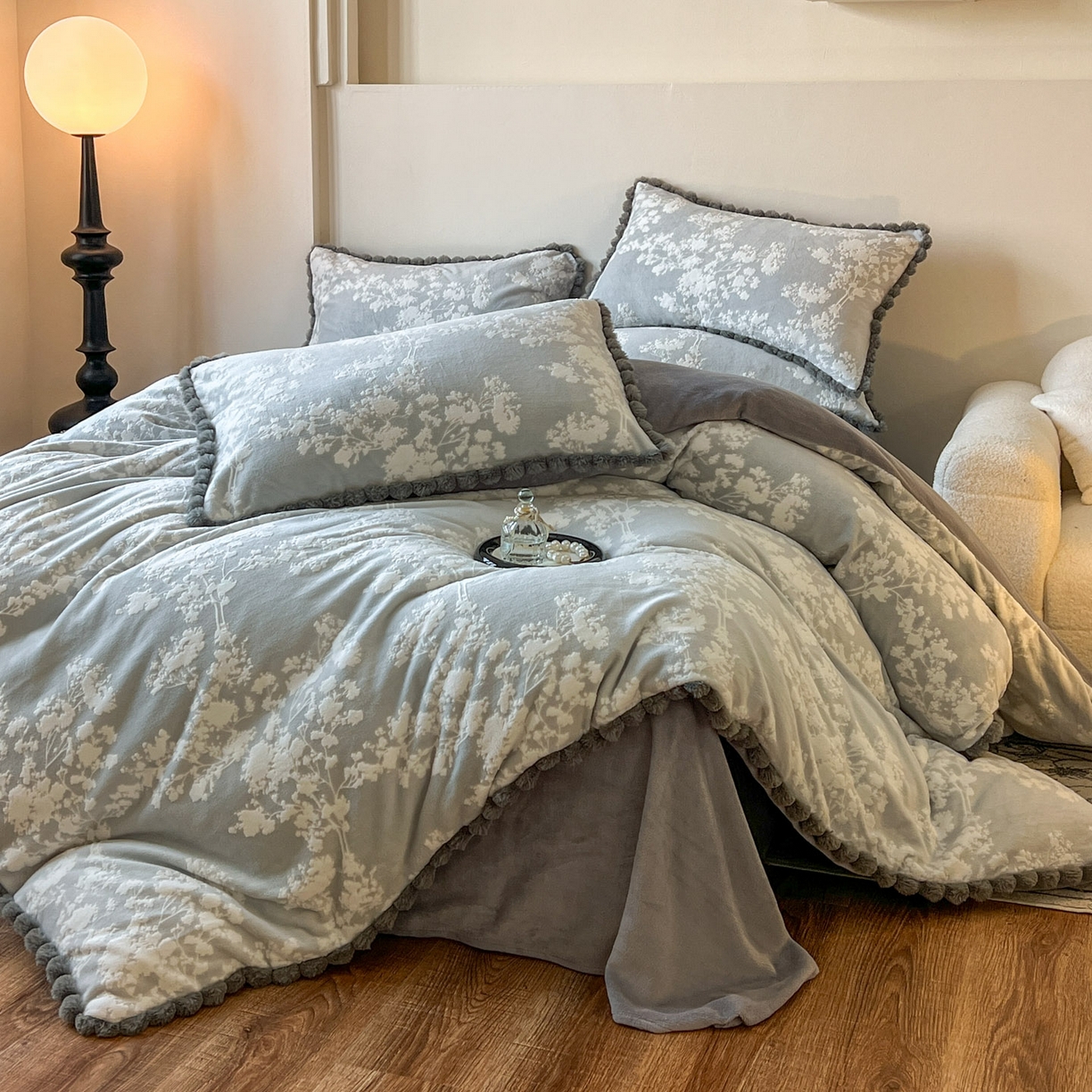 91家纺网 家纺一手货源 找家纺 梵克保罗 2025新款立体雕花绒球球四件套（提供买家秀） 素韵