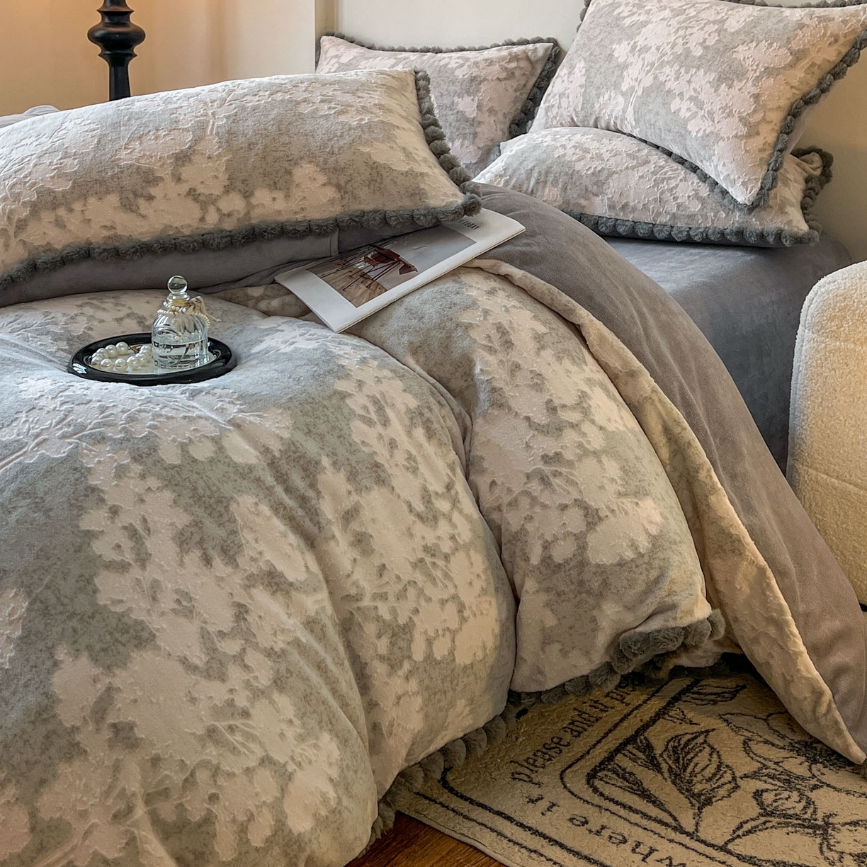 91家纺网 家纺一手货源 找家纺 梵克保罗 2025新款立体雕花绒球球四件套（提供买家秀） 画意枝头