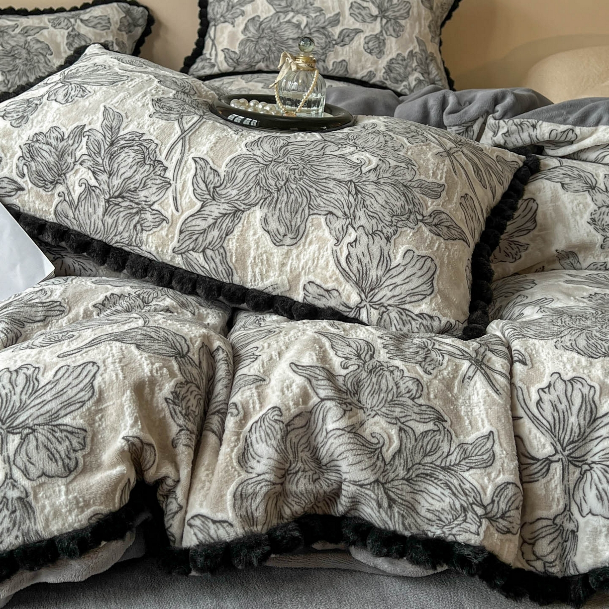 91家纺网 家纺一手货源 找家纺 梵克保罗 2025新款立体雕花绒球球四件套（提供买家秀） 卢浮花园