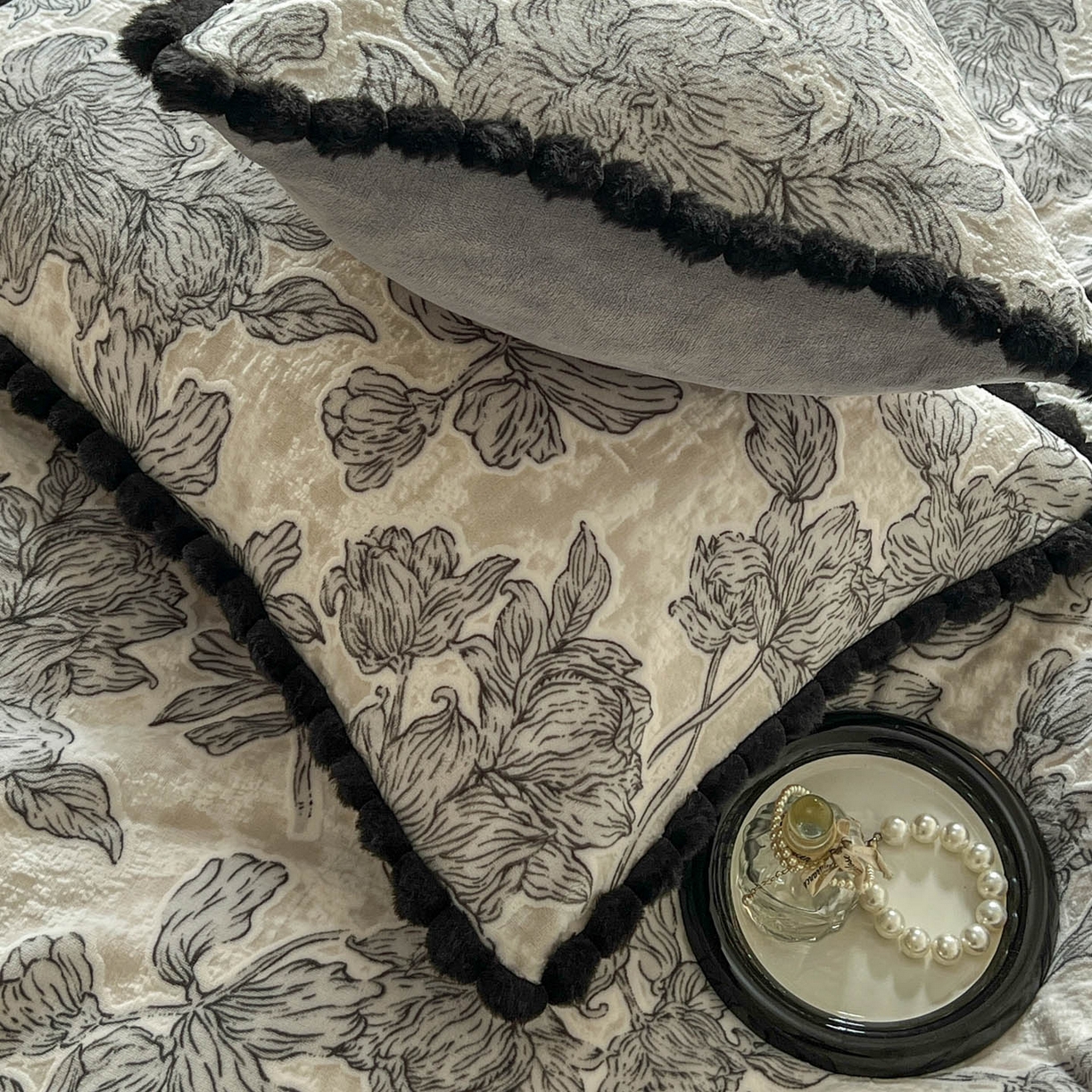 91家纺网 家纺一手货源 找家纺 梵克保罗 2025新款立体雕花绒球球四件套（提供买家秀） 卢浮花园