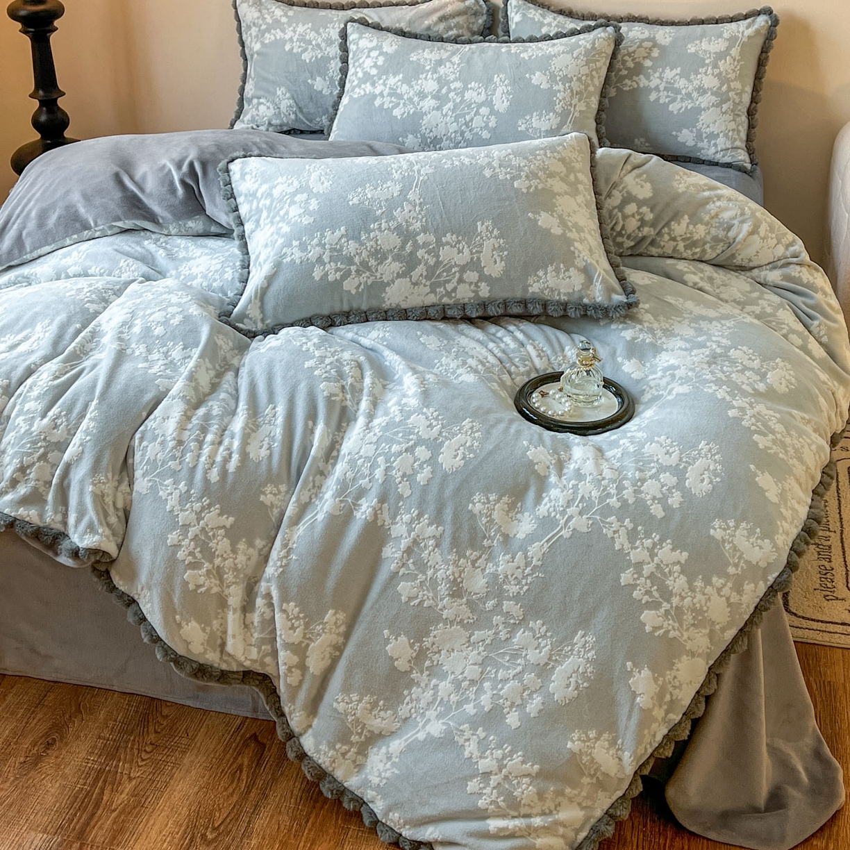 91家纺网 家纺一手货源 找家纺 梵克保罗 2025新款立体雕花绒球球四件套（提供买家秀） 素韵