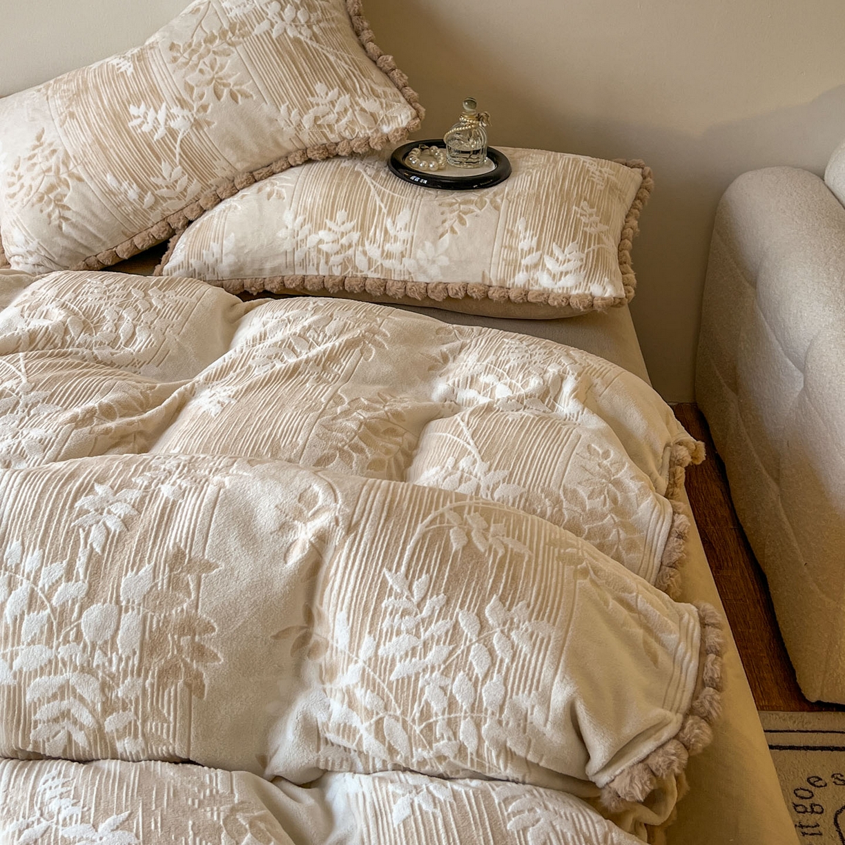 91家纺网 家纺一手货源 找家纺 梵克保罗 2025新款立体雕花绒球球四件套（提供买家秀） 罗曼蒂