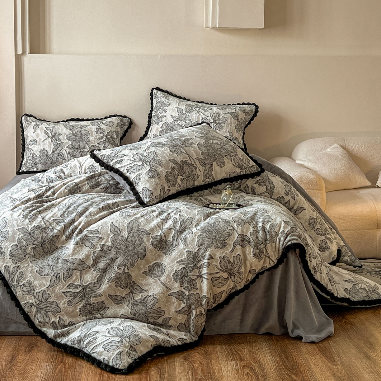 91家纺网 家纺一手货源 找家纺 梵克保罗 2025新款立体雕花绒球球四件套（提供买家秀） 卢浮花园