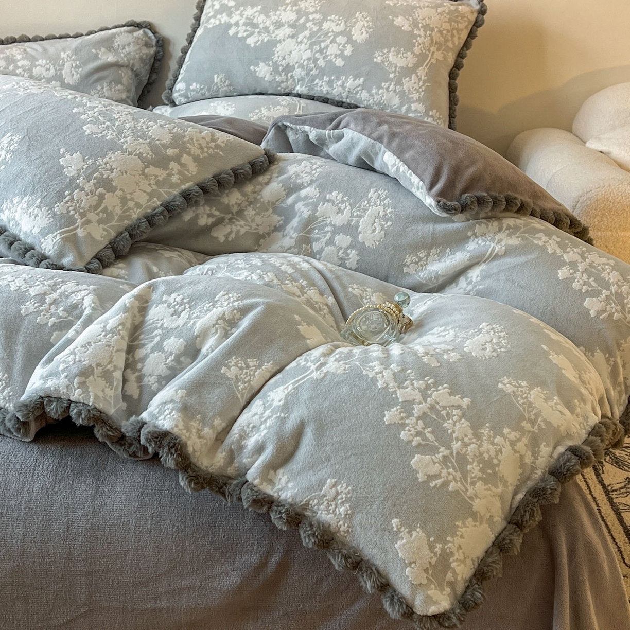 91家纺网 家纺一手货源 找家纺 梵克保罗 2025新款立体雕花绒球球四件套（提供买家秀） 素韵