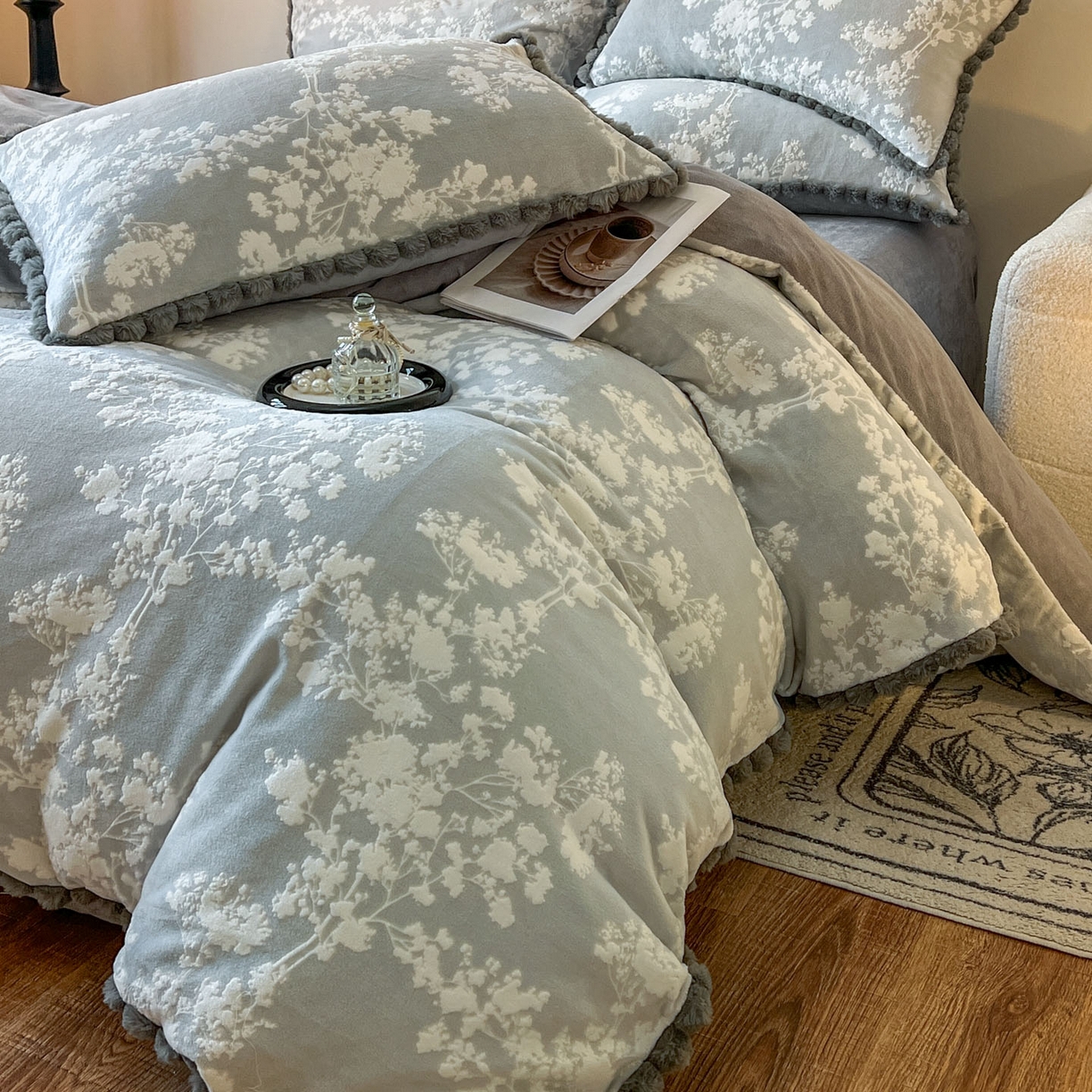 91家纺网 家纺一手货源 找家纺 梵克保罗 2025新款立体雕花绒球球四件套（提供买家秀） 素韵