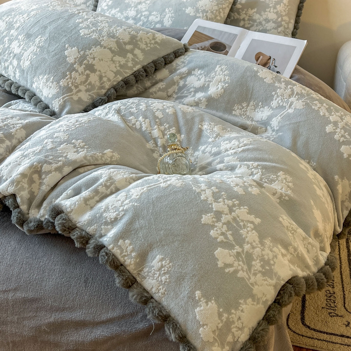 91家纺网 家纺一手货源 找家纺 梵克保罗 2025新款立体雕花绒球球四件套（提供买家秀） 素韵