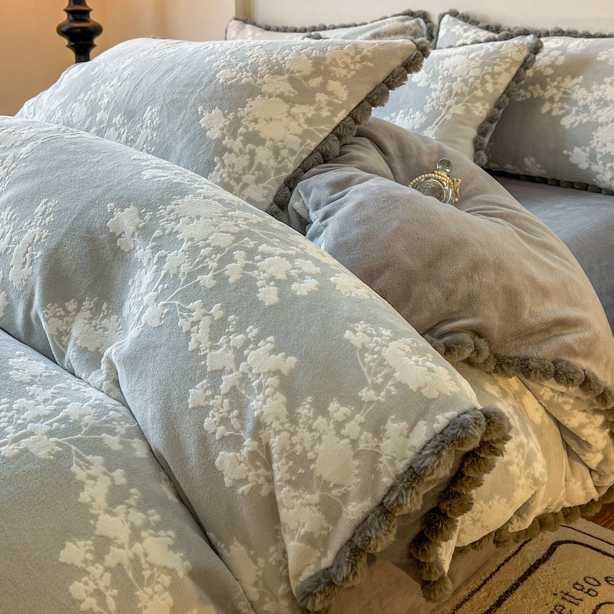 91家纺网 家纺一手货源 找家纺 梵克保罗 2025新款立体雕花绒球球四件套（提供买家秀） 素韵