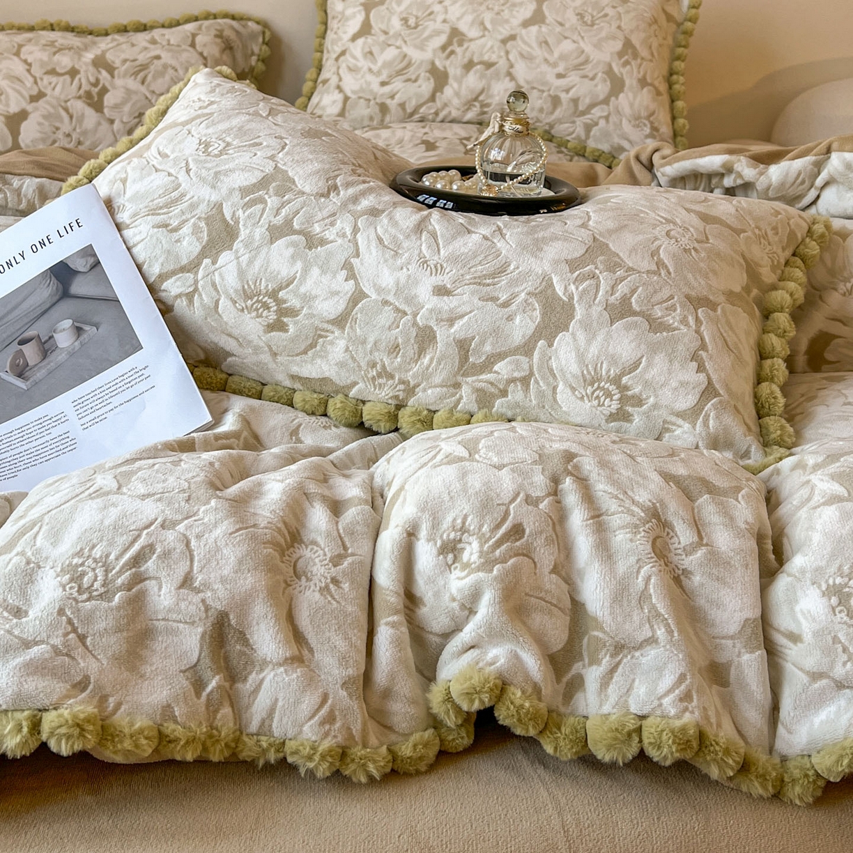 91家纺网 家纺一手货源 找家纺 （总）梵克保罗 2025新款立体雕花绒球球四件套（提供买家秀）