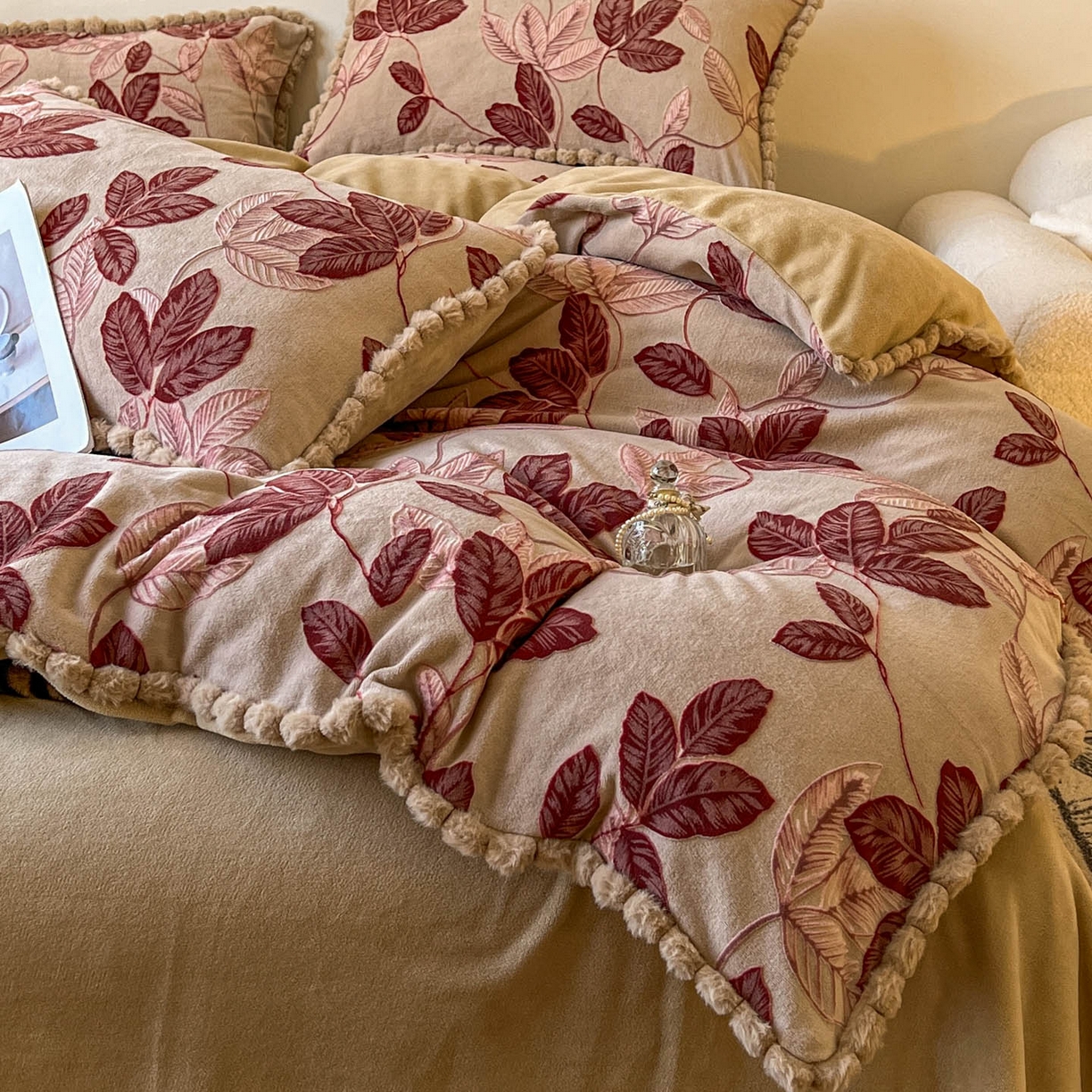 91家纺网 家纺一手货源 找家纺 梵克保罗 2025新款立体雕花绒球球四件套（提供买家秀） 叶繁