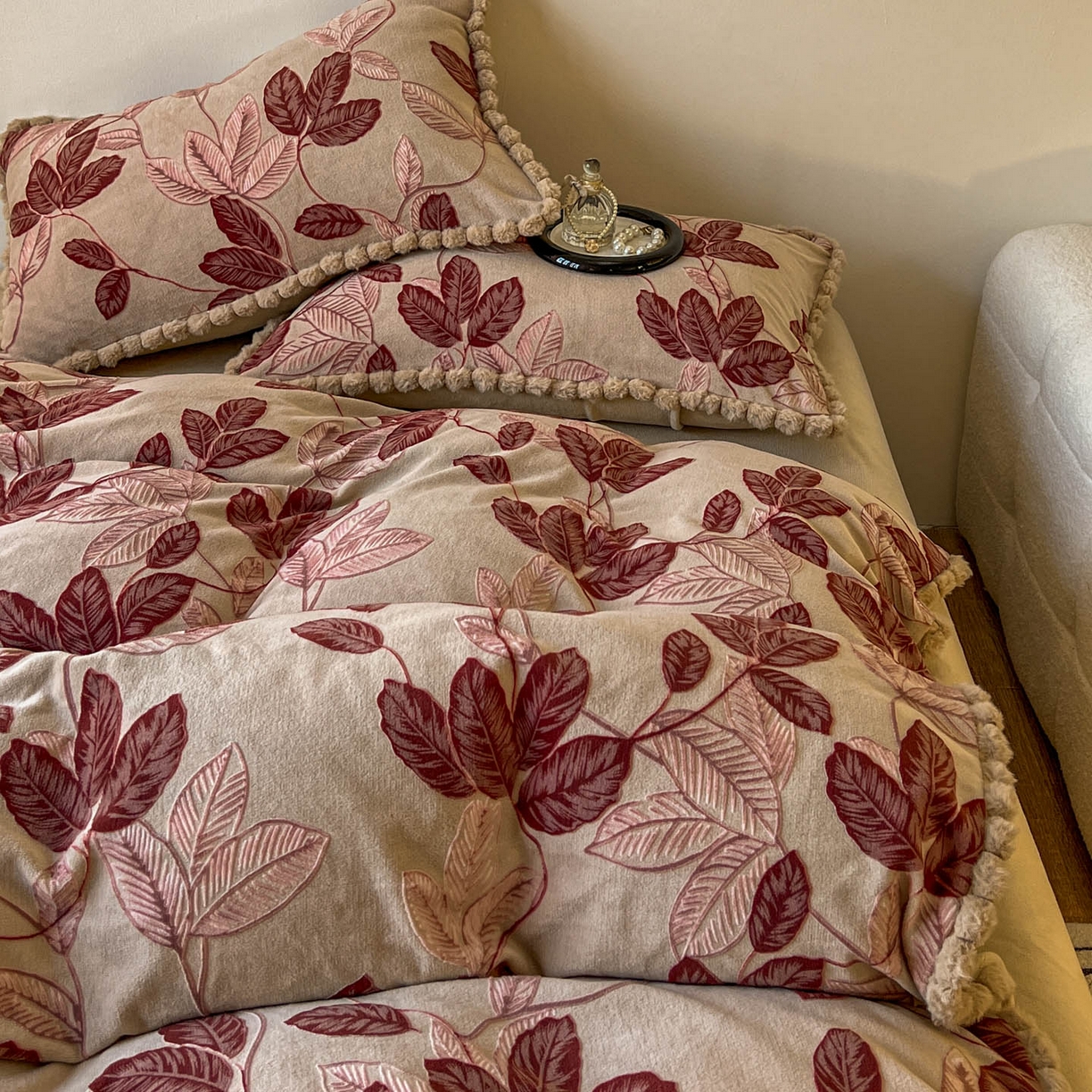 91家纺网 家纺一手货源 找家纺 梵克保罗 2025新款立体雕花绒球球四件套（提供买家秀） 叶繁