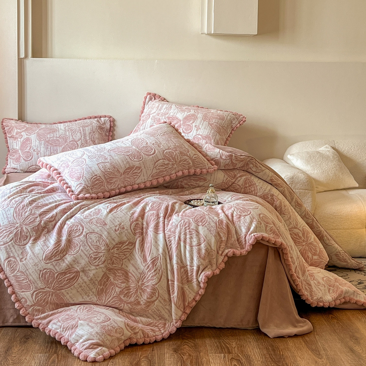 91家纺网 家纺一手货源 找家纺 梵克保罗 2025新款立体雕花绒球球四件套（提供买家秀） 花恋