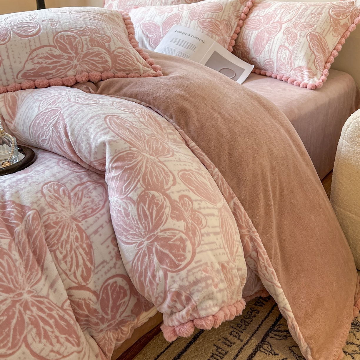 91家纺网 家纺一手货源 找家纺 梵克保罗 2025新款立体雕花绒球球四件套（提供买家秀） 花恋