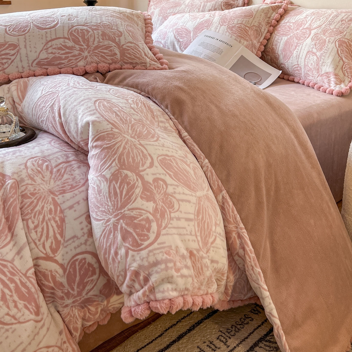 91家纺网 家纺一手货源 找家纺 梵克保罗 2025新款立体雕花绒球球四件套（提供买家秀） 花恋