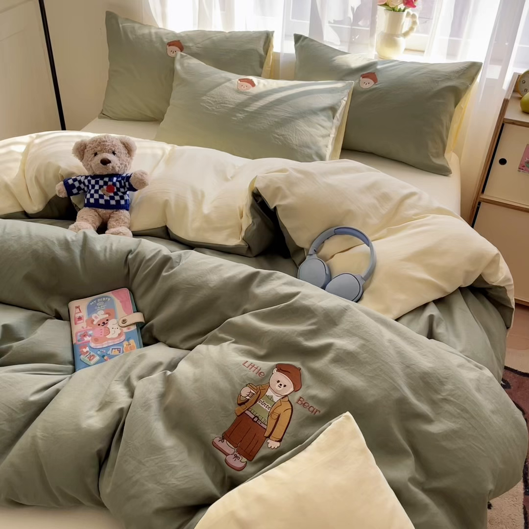 91家纺网 家纺一手货源 找家纺 优承佳生活馆 2026新款软糯云朵棉刺绣三件套四件套单被套小熊系列-系列一 咖啡熊