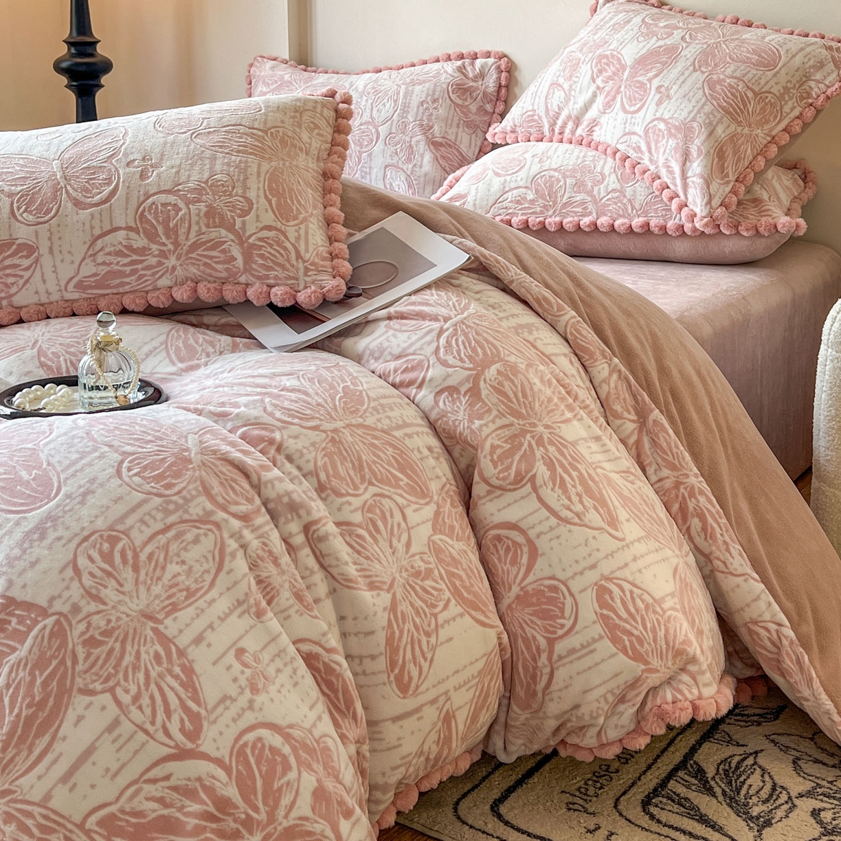 91家纺网 家纺一手货源 找家纺 梵克保罗 2025新款立体雕花绒球球四件套（提供买家秀） 花恋