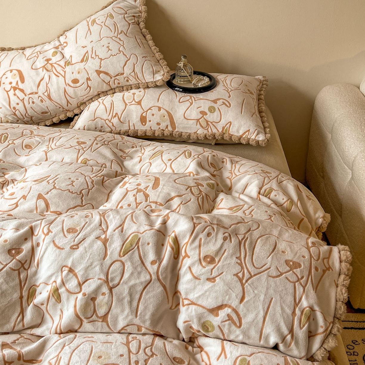 91家纺网 家纺一手货源 找家纺 梵克保罗 2025新款立体雕花绒球球四件套（提供买家秀） 狗狗乐园