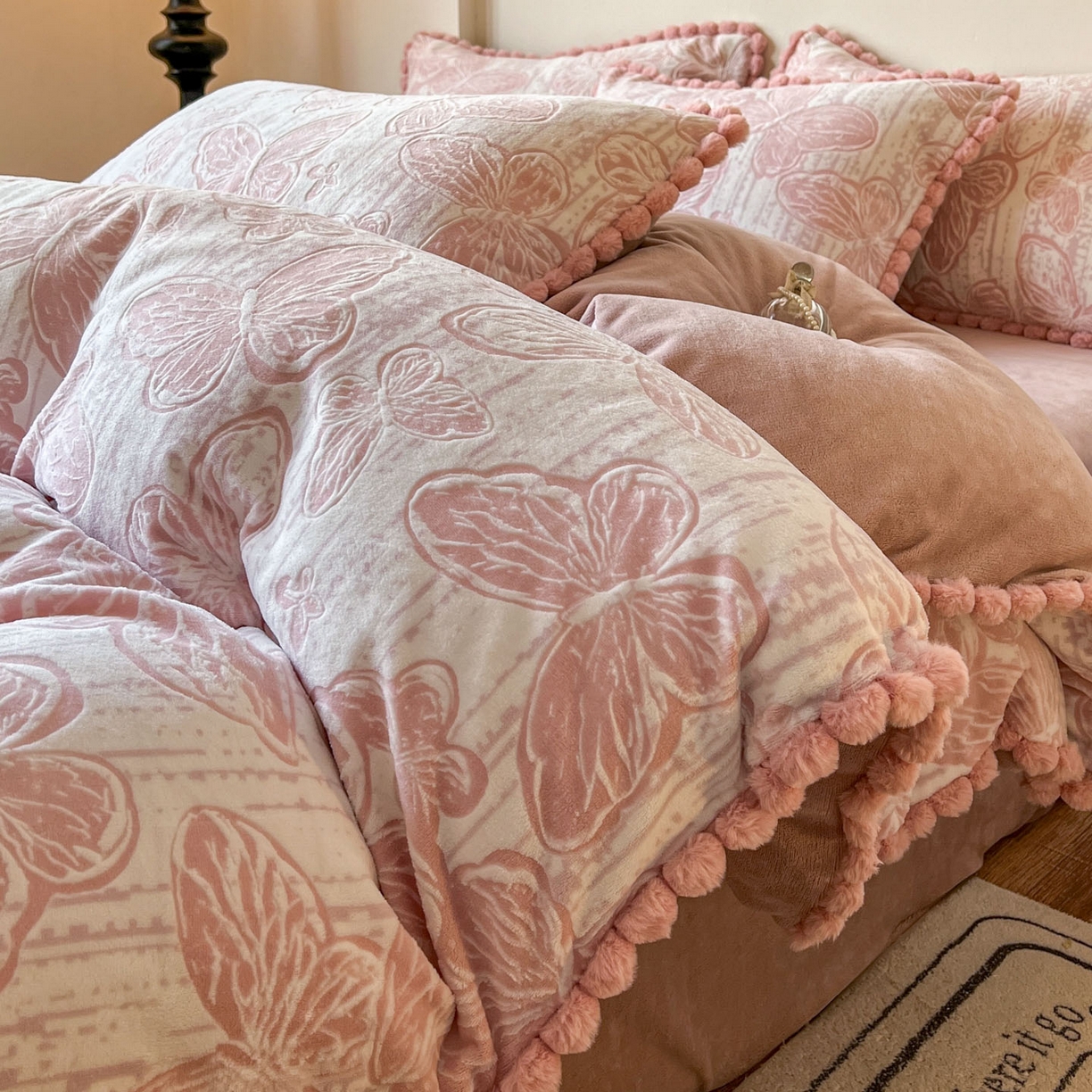 91家纺网 家纺一手货源 找家纺 梵克保罗 2025新款立体雕花绒球球四件套（提供买家秀） 花恋